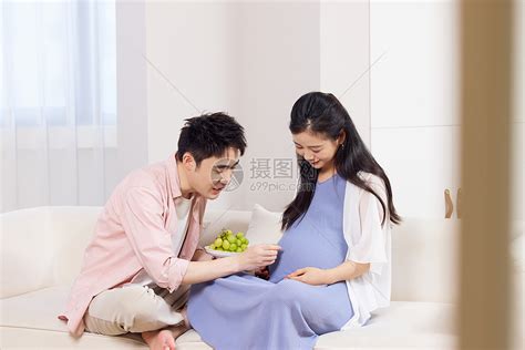 年轻怀孕的夫妻甜蜜互动高清图片下载-正版图片506949016-摄图网