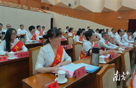 我校高二年级举行生活老师与班主任交流见面会-廉江市实验学校