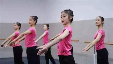 小女孩舞蹈练不好被老师体罚