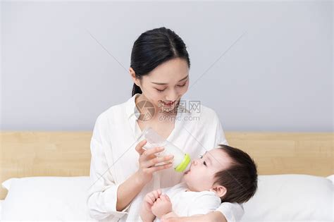 新生儿喂奶姿势怎么才正确 如何给宝宝喂奶_知秀网