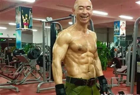 这位大叔健身17年，身材秒杀彭于晏，健身方法流出令人惊叹
