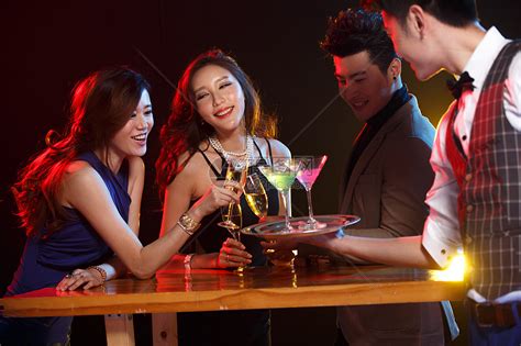 俱乐部职业20到24岁青年男女在酒吧喝酒高清图片下载-正版图片501944698-摄图网