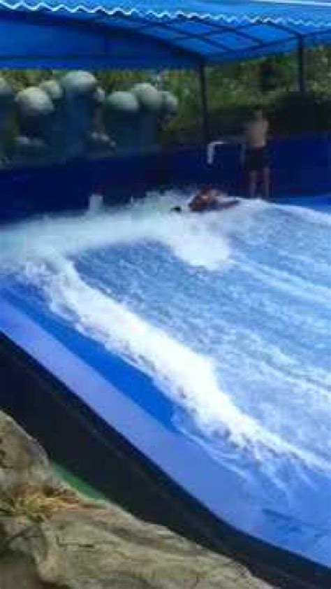 妹子水上乐园玩冲浪外衣被水冲掉了_腾讯视频