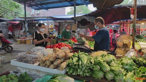 满载蔬菜和肉驶到小区门口 益民集团开设25个流动菜市_四川在线