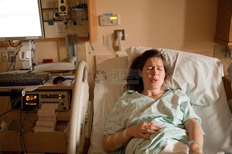 孕妇在病床上分娩高清图片下载-正版图片501486289-摄图网
