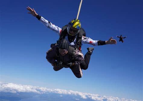 瑞典103岁女人瑞跳伞创全球女性纪录 - 神秘的地球 科学|自然|地理|探索