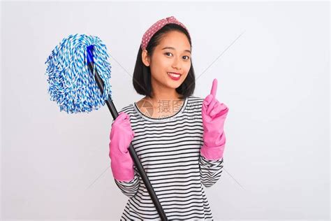 年轻的清洁女工戴着手套高清图片下载-正版图片504094186-摄图网