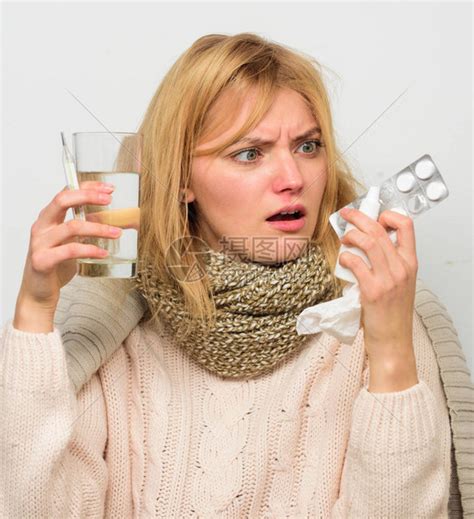 快速感觉更好的方法和感冒药摆脱流感女人因为生病或流感而戴温暖的围巾女孩拿着玻璃水片和温度计滴鼻剂高清图片下载-正版图片505543432-摄图网