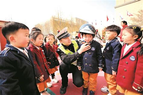 金湖县公安局交警大队开展少年儿童交通安全宣传教育活动_路社区