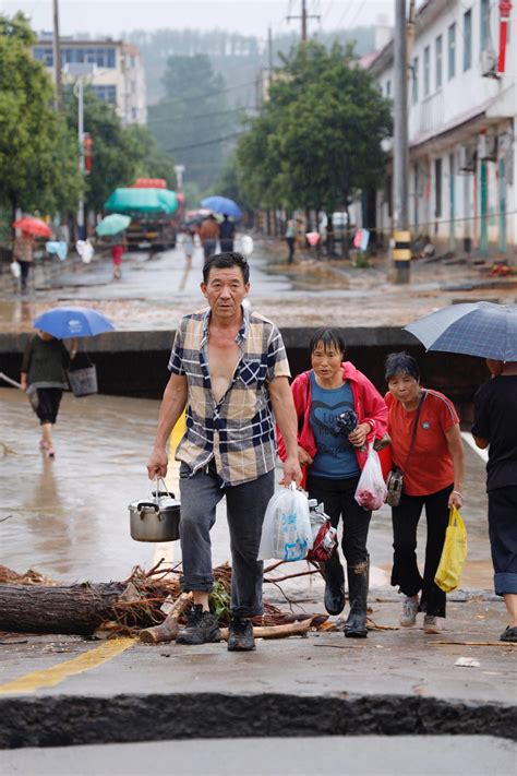 航拍广东英德水边镇洪峰过境：洪水漫出河道房屋被淹成孤岛_腾讯视频
