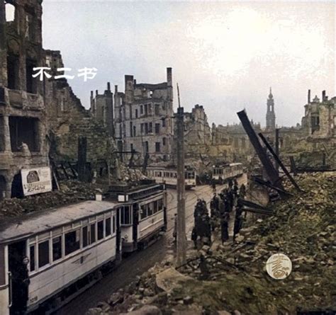 二战老照片：柏林战役结束后的真实景象，残垣断壁述说战争的惨烈_苏军
