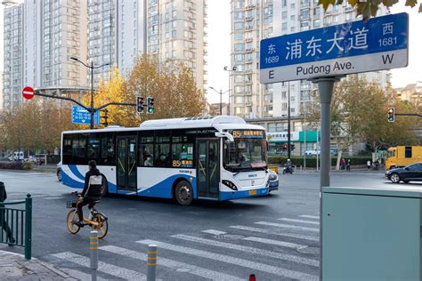 浦东大道恢复双向六车道通车，告别许久的公交车回来了！