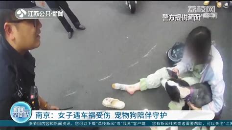 出租车开门撞倒骑车女，又被公交碾过 启东“开门事故”，南京10天就有98起_手机新浪网