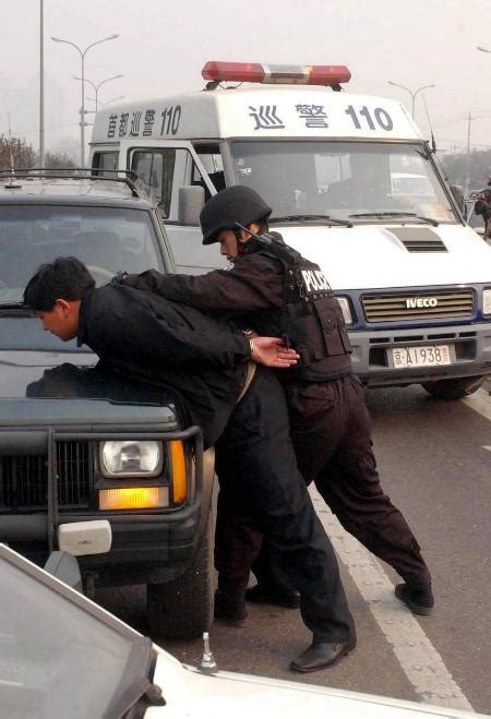 图文：北京警方进行运钞车防抢劫及流动目标的追击演练(4)