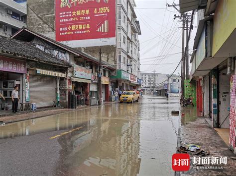 四川荣县昨夜今晨迎大暴雨：长山镇街道低洼处被淹1米多深，紧急转移2000多人 - 封面新闻