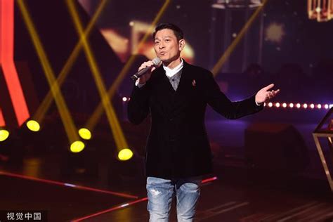 刘德华亮相香港金曲颁奖典礼 演唱歌曲《如果有一天》_新浪图片