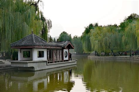北京团结湖公园夜景CBD高清图片下载-正版图片501187676-摄图网