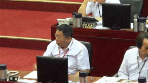 笑劈叉！台北市长拍桌子，被网友恶搞成豪华表情包…_凤凰资讯