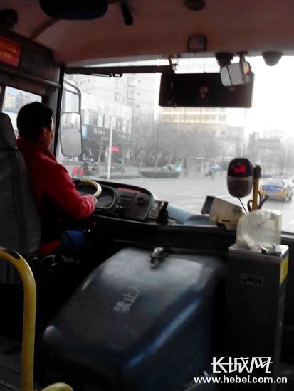 广州一公交司机在仪表盘上贴纸条：忍 让你先行