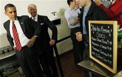奥巴马和拜登现身小餐馆买汉堡_评论_腾讯网