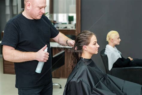 美发师发型师卷发女顾客理发高清图片下载-正版图片503614350-摄图网