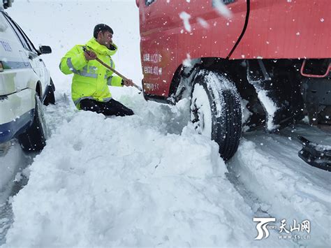新疆消防雪中开展冬季救援演练--图片频道--人民网