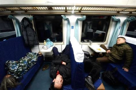 实拍火车上的奇葩睡姿 最后一张图最心酸|火车|奇葩|睡姿_新浪新闻