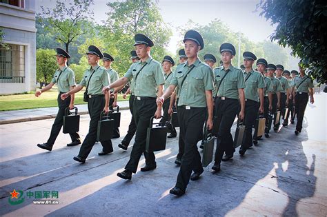 入学第一天 军校生活从“头”开始 - 中国军网