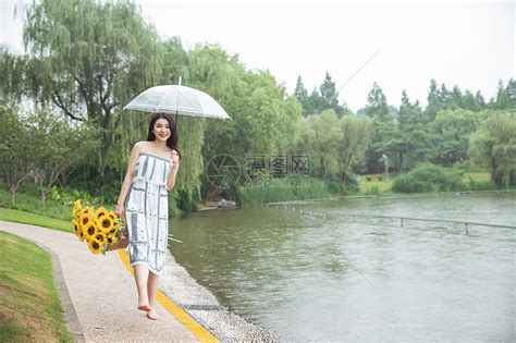 雨中撑伞提花的少女高清图片下载-正版图片501405976-摄图网