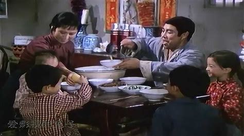 怀旧影像：五六十年代农村一家子吃饭场景，穷！谁经历过？看哭了