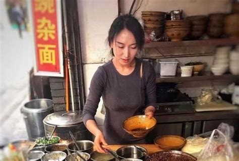 重庆观音桥网红面馆,老板娘被称为“小面西施”,穿着旗袍煮面|观音桥|老板娘|面馆_新浪新闻
