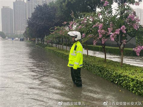 @西安交警长安大队 : 目前靖宁路与西部大道十字积水严重