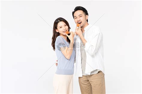 青年夫妻吃月饼高清图片下载-正版图片501356475-摄图网