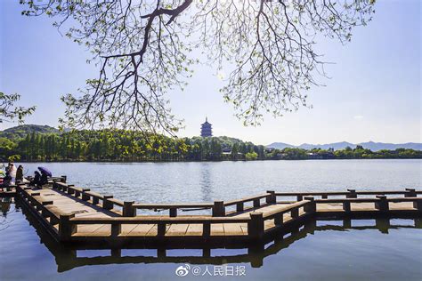 杭州西湖今起有序开放，所有游客要求佩戴口罩参观游览_视觉 _ 文汇网