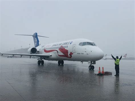 上海浦东机场大雨中迎来首架执飞商业航班ARJ21飞机_热点