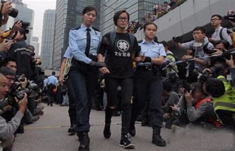 香港女星见达赖晒合影 曾因参加“占中”被捕(含视频)_手机新浪网