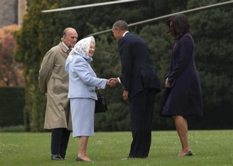 英国女王演讲时特朗普打盹，共同举杯时还拍女王肩膀