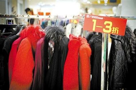 年轻的亚洲自由女性通过流媒体在网上卖衣服。销售在线直播概念。—高清视频下载、购买_视觉中国视频素材中心