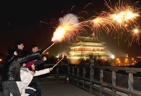 1599px-Fireworks_show_during_Chinese_New_Year_2012 – Wikimédia France