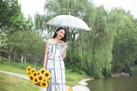 雨中撑伞提花的少女高清图片下载-正版图片501405972-摄图网
