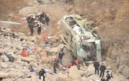 大巴车坠桥惨烈现场 至少7人死亡_手机凤凰网