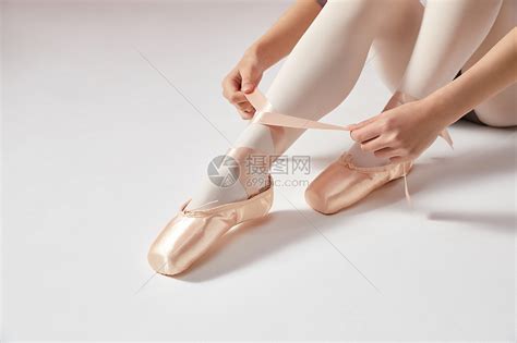 年轻美女系芭蕾舞鞋高清图片下载-正版图片501556720-摄图网