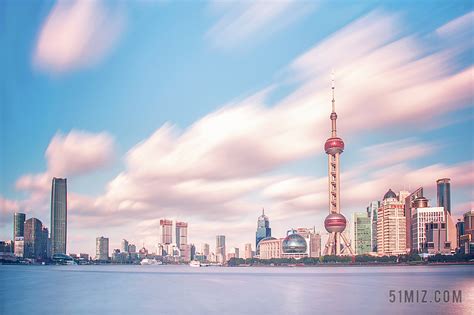 都市时尚现代化建筑上海东方明珠大厦蓝天白云背景图片免费下载 - 觅知网