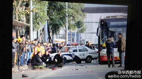 成都71路公交车失控 致2死多伤(图)_凤凰资讯