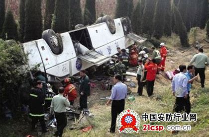 成都开往广西大客车侧翻致2死36伤(图) - 国内动态 - 华声新闻 - 华声在线
