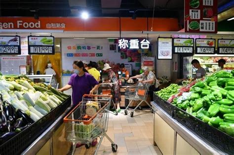 8月19日，涿州市惠友超市钻石广场店内，居民正推着购物车选购蔬菜、水果。 中新社记者 翟羽佳 摄