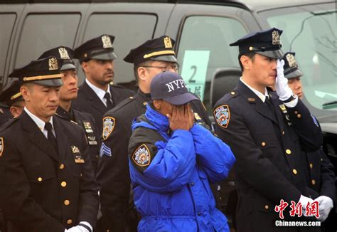 纽约警员族裔日趋多元 新入职警察亚裔占10%_新浪教育_新浪网