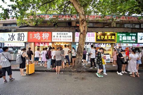 2021来买小吃的人特别多。#汉口水塔美食街## 江汉路步行街# 本想去江汉路闲逛，却无意间发现了这条美食街_汉口水塔美食街-评论-去哪儿攻略