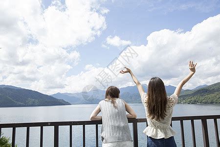 带着背包的漂亮女孩在湖边拍自然后在Sky高清图片下载-正版图片506281928-摄图网