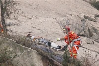 女子游玩拍照不慎跌落山谷，救援人员轮流抬担架救出_凤凰网视频_凤凰网